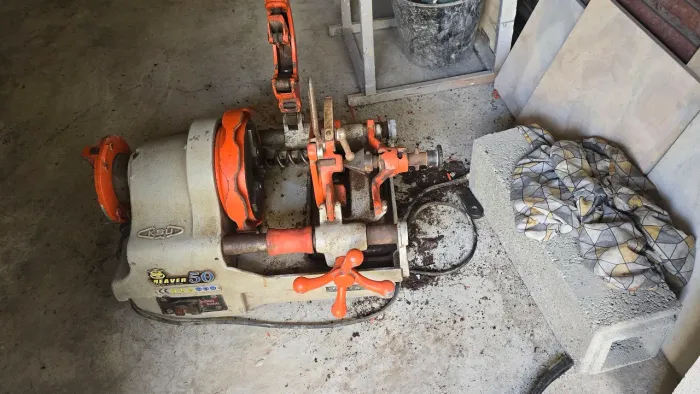 Maquina rosqueadeira para tubo eletrica