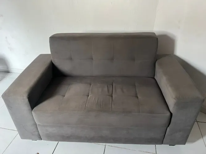 Sofá dois lugares, cor cinza clara.