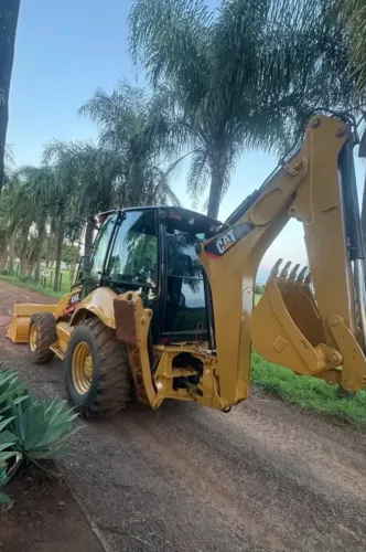 Retroescavadeira Caterpillar 416E.