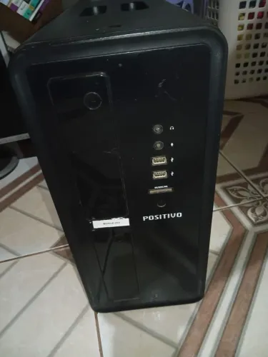 Gabinete de computador  completo da marca positivo,  acompanhado de  mouse e teclado.