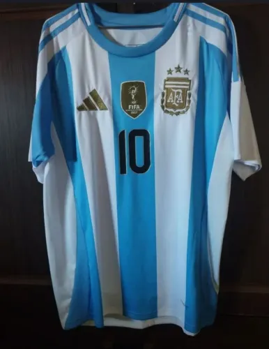 Camisa Argentina 24/25 com patch de campeão do mundo #10 Messi.