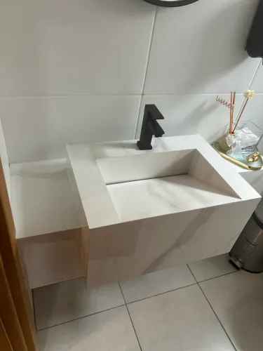 Lavatório Suspenso em Porcelanato com Torneira Preta - Semi Novo
