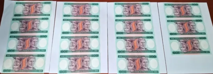 Coleção Rara- 15 notas em sequencia numerica de 200 Reais