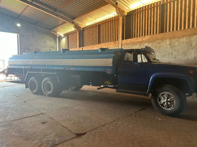 Caminhão pipa d?água 
