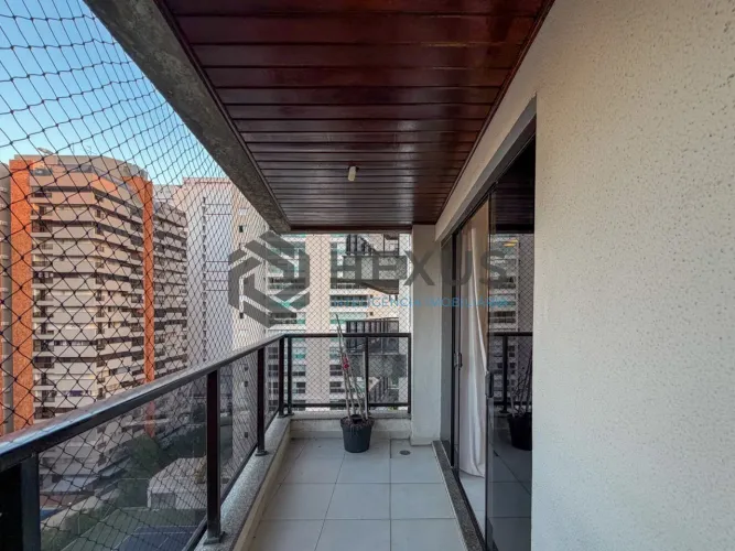 Apartamento com varanda vista mar e lazer a 150m da praia na região no Jardim Astúrias, Gu