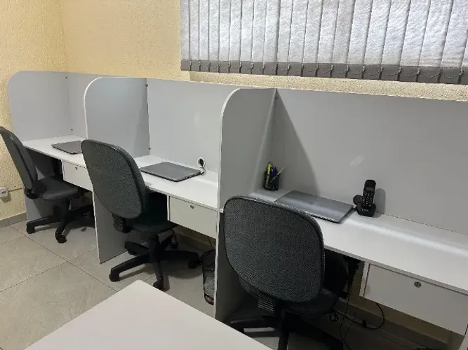 Baia de Escritório com 3 Lugares e Gavetas
