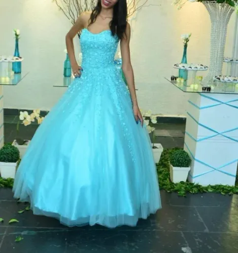 Vestido debutante azul tiffany bordado com pérolas