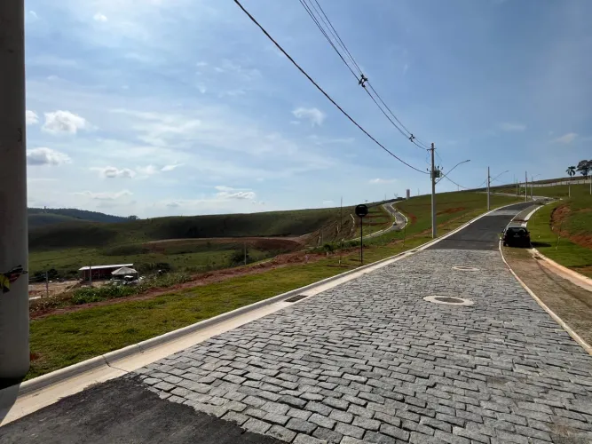 Terreno em declive no Condomínio Estrela do Bosque para venda