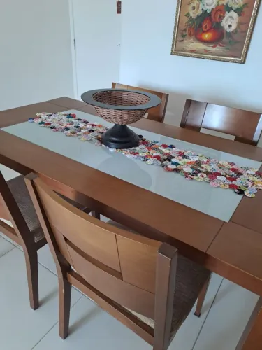 Mesa de madeira com tampo de vidro com 4 cadeira de madeira