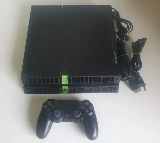 PlayStation 4 com 28 jogos