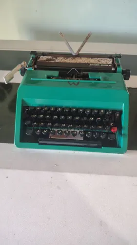 Máquina de escrever Olivetti Studio 45