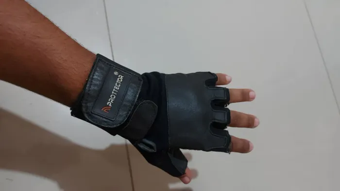 Luva de couro com munhequeira
