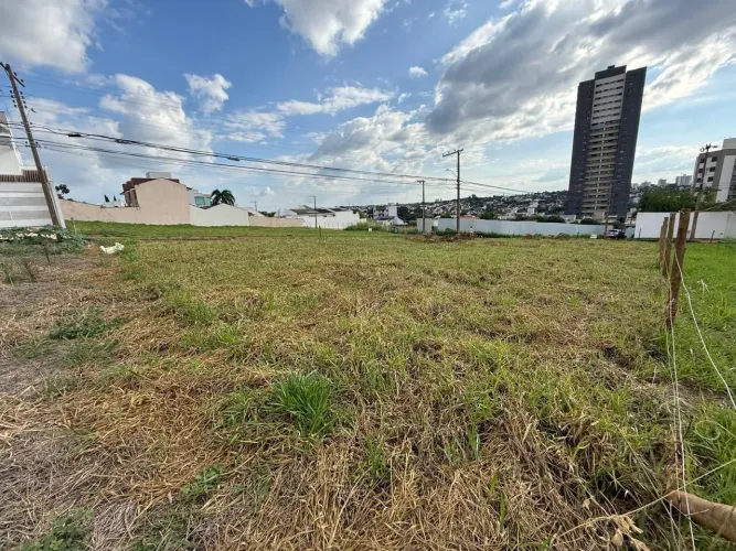 Terreno à venda no bairro Morada da Colina em Uberlândia/MG