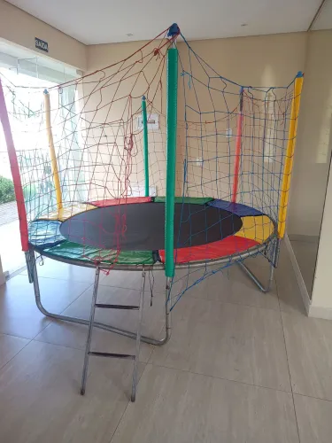 vende-se cama elástica + piscina de bolinhas