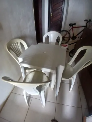 Conjunto de mesa e cadeira 