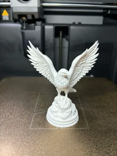 Águia Majestosa em Rocha - Estátua Decorativa Detalhada medida 8x5 cm
