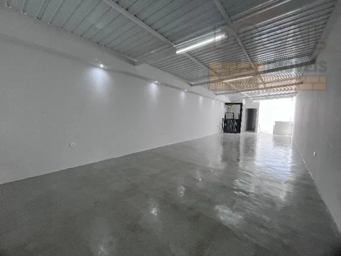 Galpão Comercial para Locação em Taboão da Serra-SP - 2 Salas, 4 Banheiros, 250m² na Cidad
