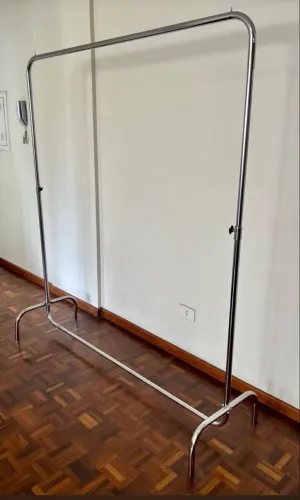 Arara para roupas desmontável cromada de 1,50 mts