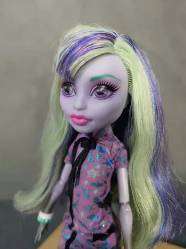 MONSTER HIGH - TWYLA VOLTA AS AULAS