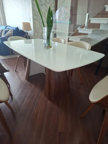 Mesa 1,80 x 1,00m - tampo de vidro branco e pé de madeira