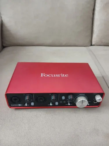 Interface de áudio Focusrite 2i4