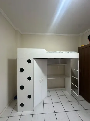Cama multifuncional com armário e escrivaninha 