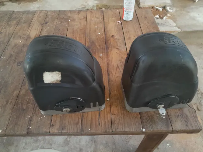 Vendo 2 motores para portão