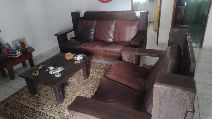 Sofás e mesa de centro de dormente e couro 