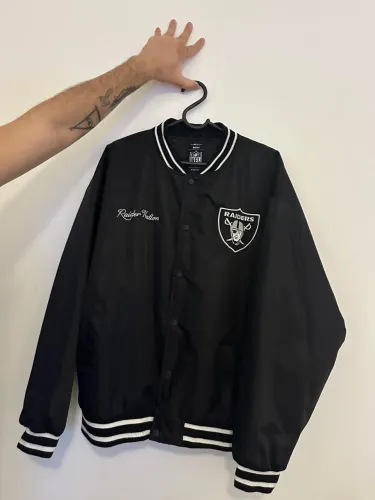 Jaqueta boxy preta dos Las Vegas Raiders