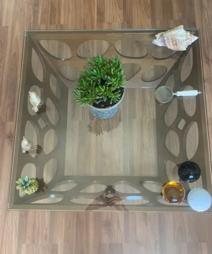 Mesa de centro Loja Jares - Medindo 85x85 cm - Base de madeira com design diferenciado.