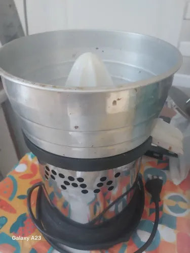 Vendo um espremedor de laranjas para proficional