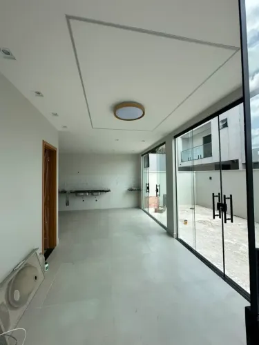 CASA NO COND. QUARTZO VERDE DE 4 SUÍTES, 180 METROS É 5 BANHEIROS