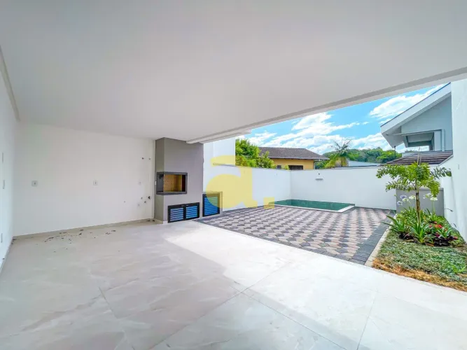 Sobrado Triplex com piscina na Escola Agrícola, Blumenau