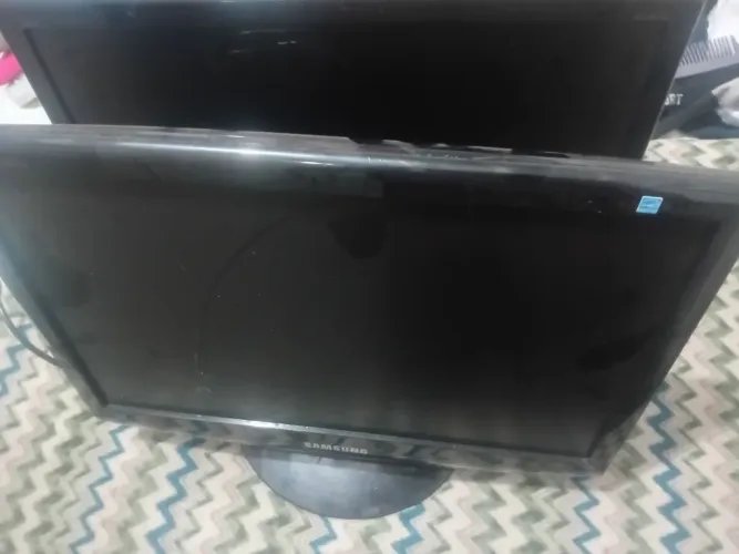 Vendo duas tela de pc