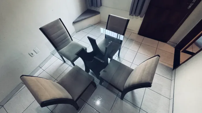 MESA DE JANTAR QUADRADA COM 4 CADEIRAS - ELEGANTE E BEM CONSERVADA