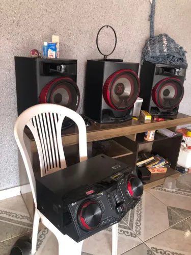 Som LG muito potente com duas entradas USB bluetooth  toca cd  2250 W RMS 