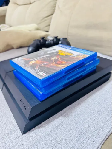 Vendo PS4 com 3 jogos 