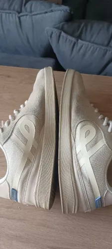 Tenis da marca Öus