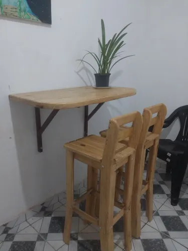 Mesa de pinho com suporte em massaranduba, 2 cadeiras