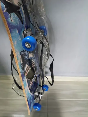 Skate tubarão com capacete 