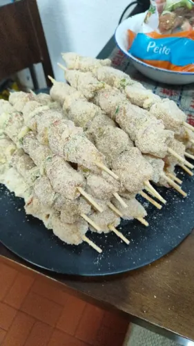 ESPETINHOS DE FRANGO EMPANADO E FRITO