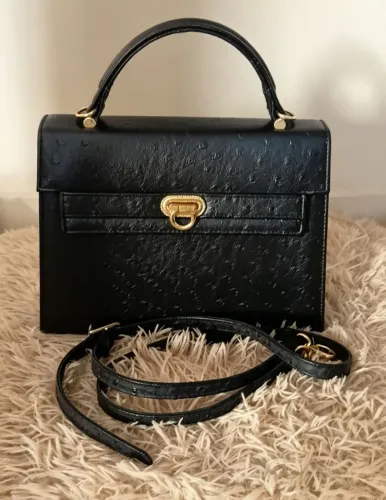 Bolsa preta com pele de avestruz