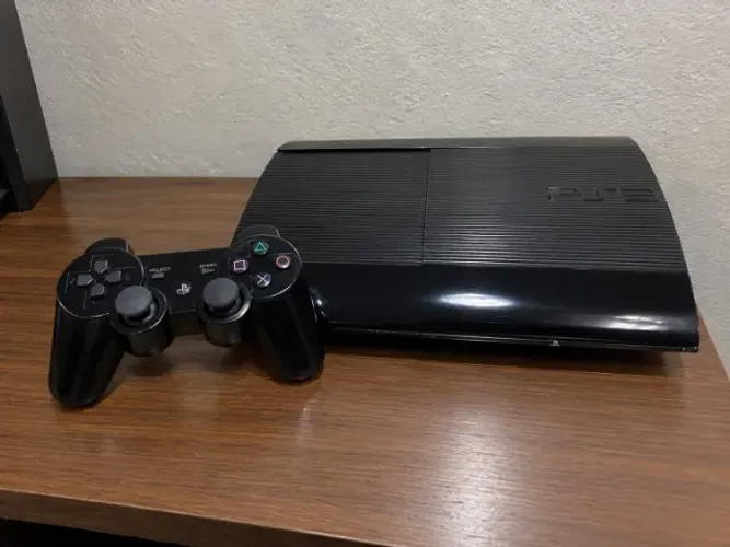 Sony Playstation 3 Super Slim + 2 Controles + Gta5 + Fifa + God Of War (Recondicionado)
