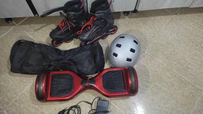 Kit com Patins, Hoverboard e Capacete.
