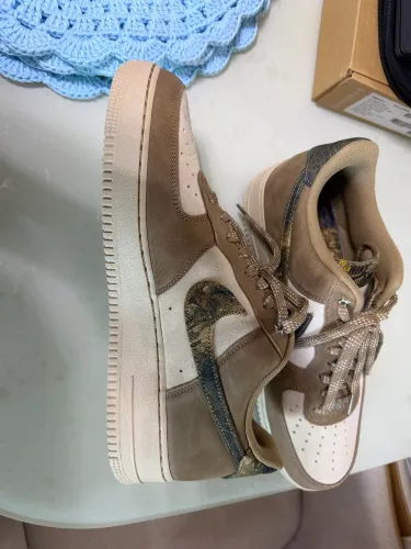 Nike Air Force 1 '07 LV8 "RealTree" marrom com detalhes em camuflagem