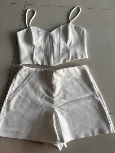 Conjunto de short saia e corset branco