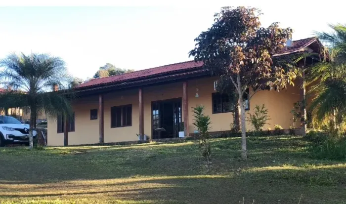 Chácara com 1700 m², 4 quartos, pomar formado, perto de Extrema MG
