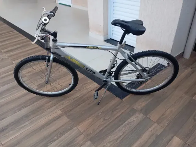 Bicicleta aro 26, quadro alumínio 18 marchas.