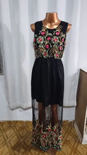 Vestido preto com flores bordadas