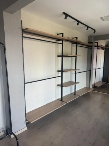 ESTRUTURA COMPLETA PARA LOJA DE ROUPAS! Móveis de excelente qualidade e valor promocional
